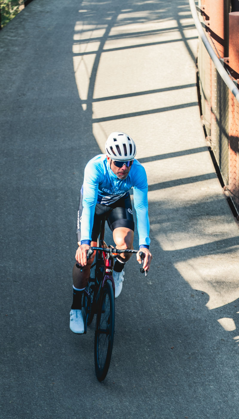 Wielrenner in Tex.Vision-tenue op de weg